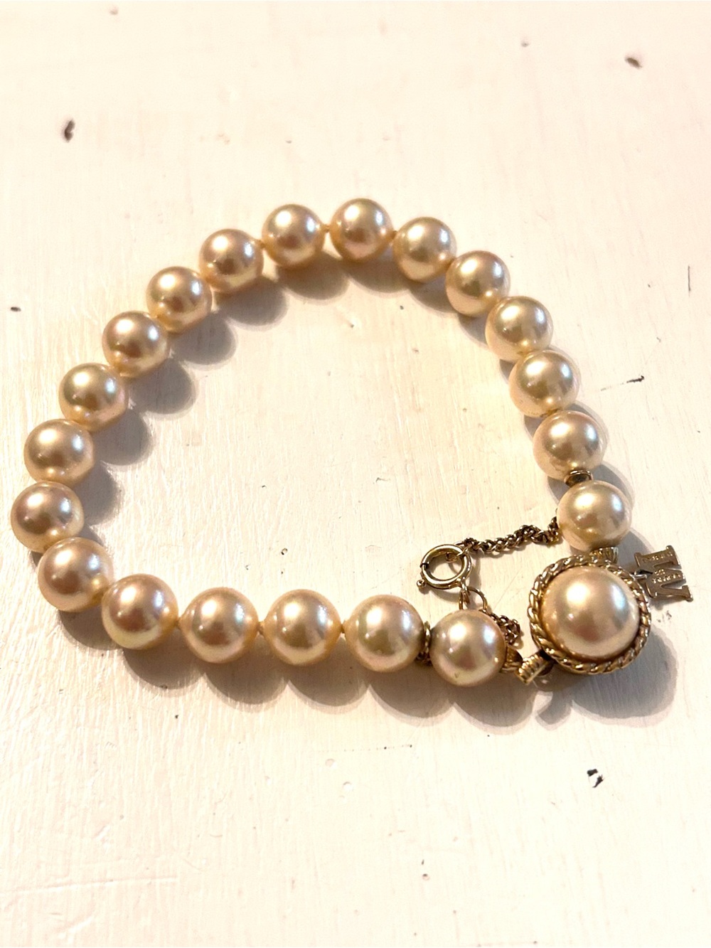 Majorica pearl bracelet featuring 925 gold washed sterling silver clasp